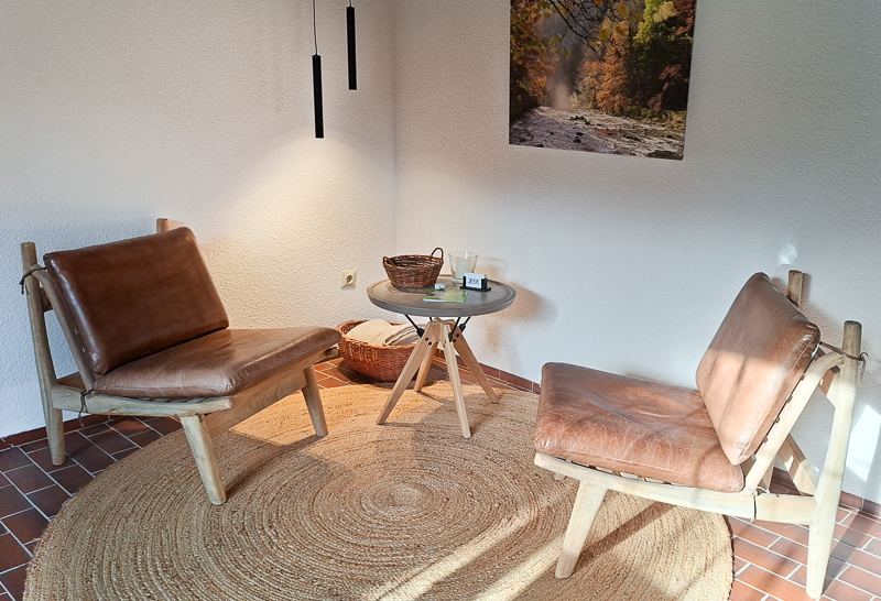 Gespraechsecke Gesprächsecke mit zwei Sesseln und kleinem Tisch in ruhiger Atmosphäre für persönliche Begleitung.