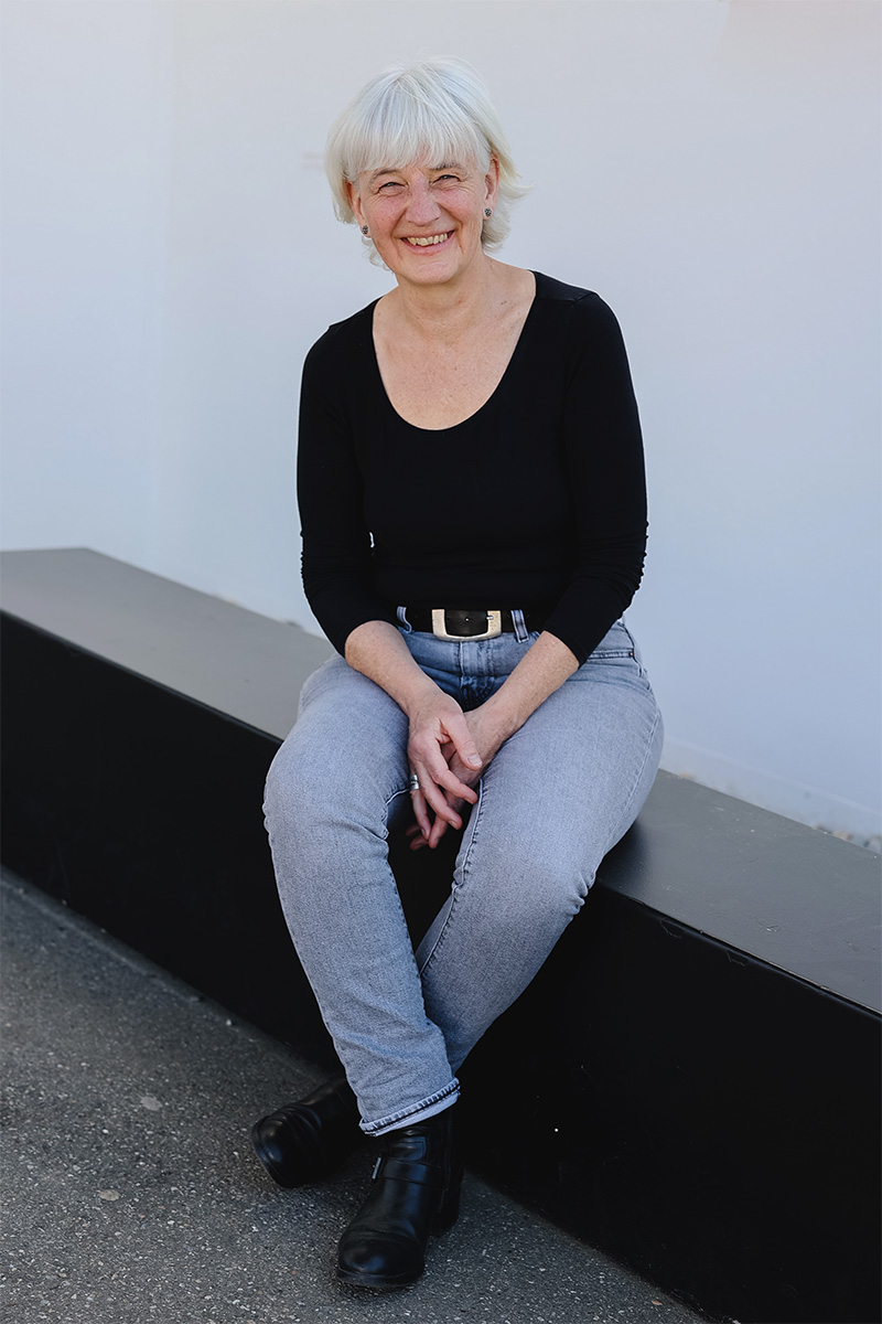 Portrait sitzend von Katja Otto